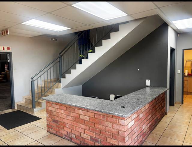 112M² BUILDING TO LET IN FOURWAYS